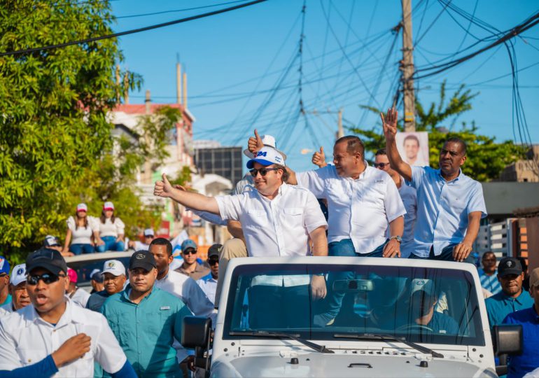 Puertoplateños brindan contundente apoyo a candidatos municipales del PRM en caravana