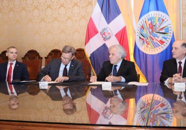 Canciller Roberto Álvarez firma acuerdo con OEA para observación electoral en elecciones del presente año