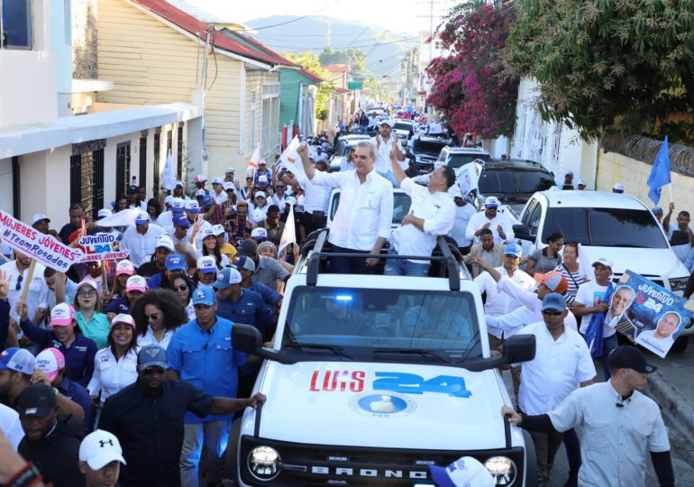 Luis Abinader encabezó multitudinaria caravana con candidatos municipales de Sabana Larga y San José de Ocoa