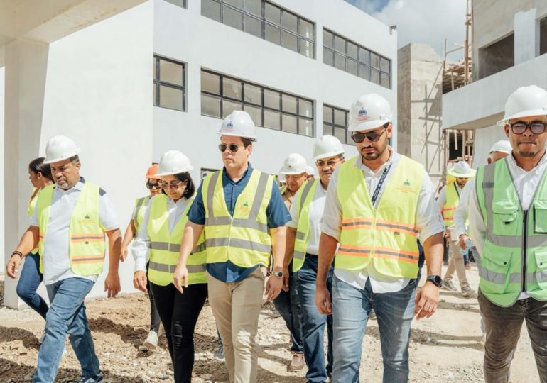 Ministro Carlos Bonilla supervisa avances de la construcción de importantes obras en la región Este del país