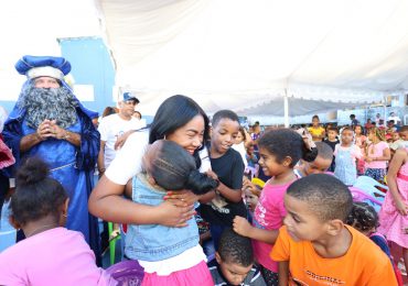 Diputada Leyvi Bautista lleva alegría a niños con entrega de juguetes en Santo Domingo Oeste