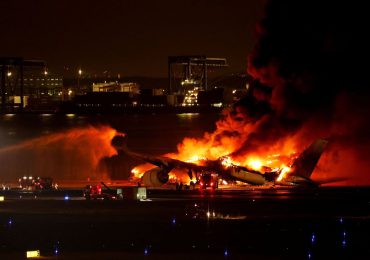 #VIDEO: Se incendia un avión con casi 400 personas a bordo durante un aterrizaje en Tokio