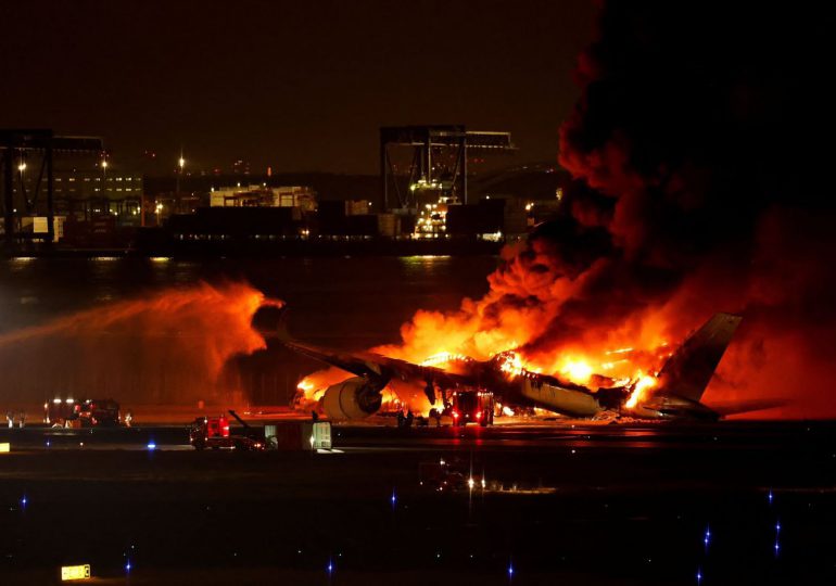 #VIDEO: Se incendia un avión con casi 400 personas a bordo durante un aterrizaje en Tokio