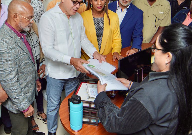 Aquilino Serrata deposita en la JCE programa de gobierno municipal de Santo Domingo Oeste