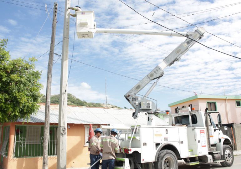 Edesur coloca luminarias LED en La Esperanza de Barahona; impacta más de 2,000 personas