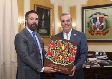 Abinader recibe a Ciro Cascella presidente y CEO de Arturo Fuente LTD