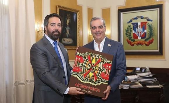 Abinader recibe a Ciro Cascella presidente y CEO de Arturo Fuente LTD