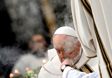 El papa defiende la bendición a las "personas" y no a la "unión" de parejas homosexuales