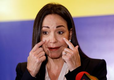 María Corina advierte de "éxodo masivo" de hasta 5 millones de venezolanos si Maduro se aferra al poder