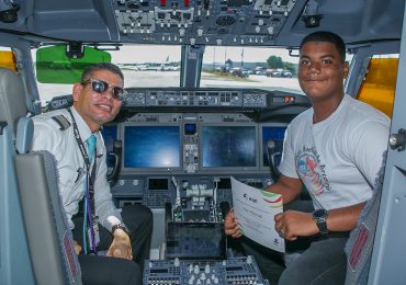 Arajet promueve cultura educativa aeronáutica con su programa de responsabilidad social “Piloto por un día”