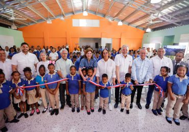 Vicepresidenta Raquel Peña inauguró escuela, muelle y campo deportivo en San Cristóbal