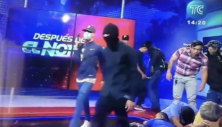 VIDEO | Violencia en Ecuador: Banda armada entró a un canal de televisión y tiene secuestrados a los empleados