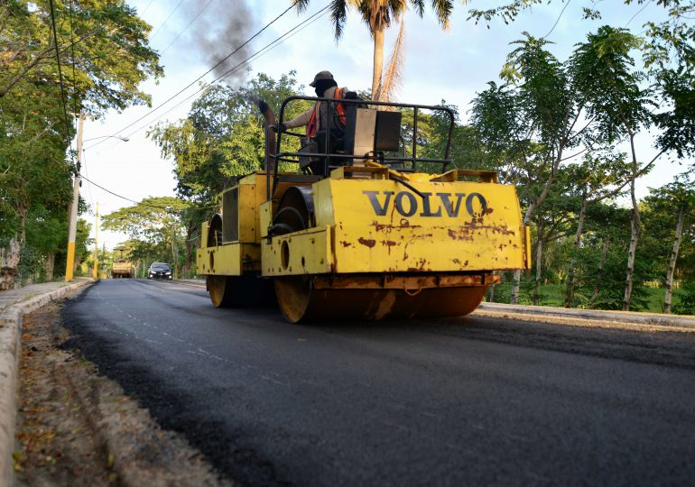 MOPC lleva a cabo amplio programa de asfaltado y construcción de aceras y contenes en provincia Duarte y en Bonao