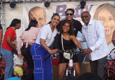 Betty Gerónimo celebra en grande Día de los Reyes con feria mecánica para niños de SDN