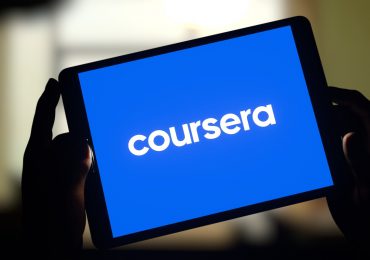 Coursera traduce 4 mil cursos al español; lanza para República Dominicana nuevas funciones de IA