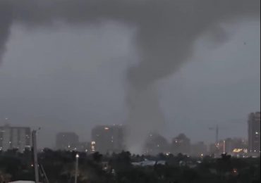 VIDEO | Un potente tornado toca tierra y causa daños en una ciudad de Florida