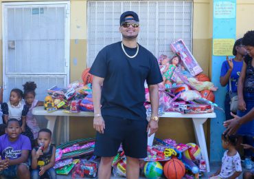 Alex Diamond lleva alegría a comunidades dominicanas con entrega de juguetes