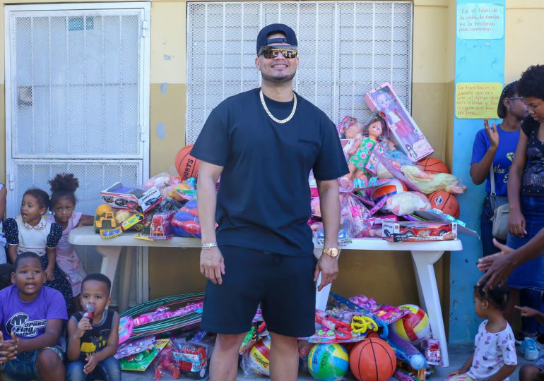 Alex Diamond lleva alegría a comunidades dominicanas con entrega de juguetes
