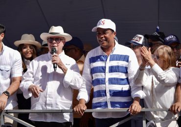 PRM recibe multitudinario apoyo en Línea Noroeste; Hipólito Mejia y Víctor D'Aza encabezan recorrido