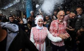 Una boda en Gaza para celebrar la vida en medio de la muerte