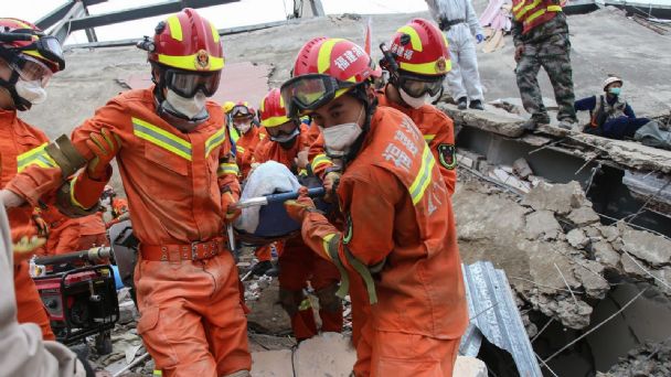 Ocho muertos y decenas de desaparecidos tras un deslizamiento de tierra en China