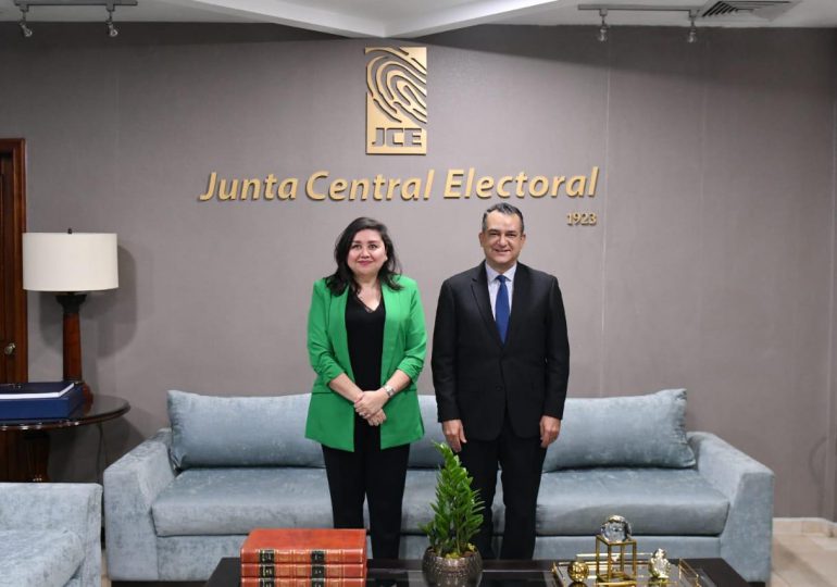 Presidente de la JCE recibe visita de la encargada de negocios de la Embajada de los EE. UU. en RD