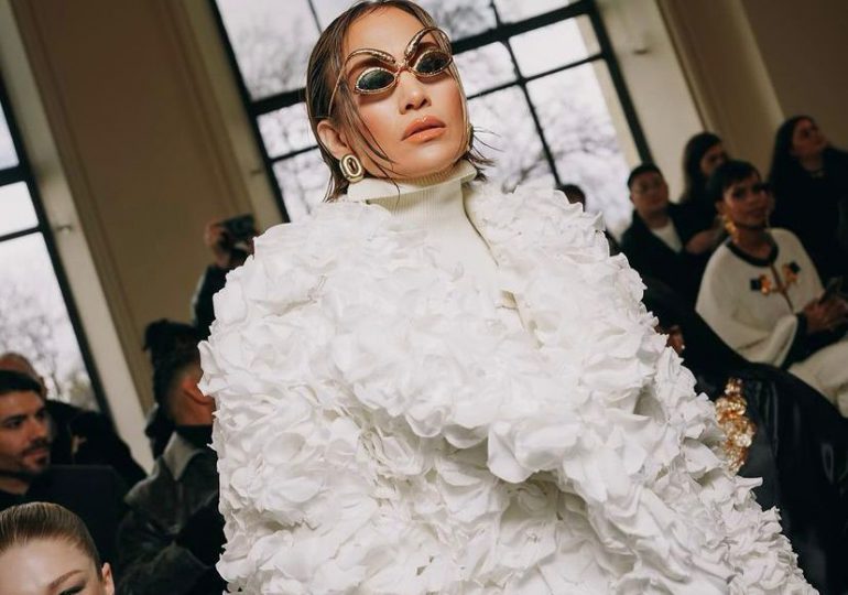 VIDEO | JLo asiste a Couture 2024 y utiliza abrigo diseñado a base de pétalos de rosas reales