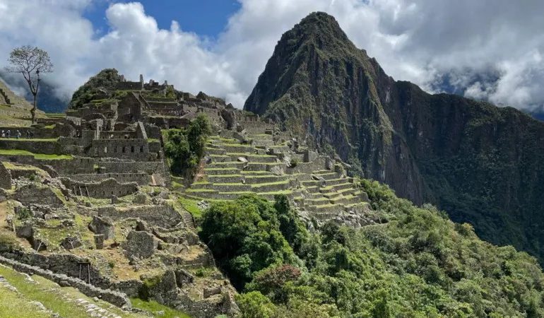 Paro indefinido obliga a evacuar cientos de turistas en Machu Picchu, Perú