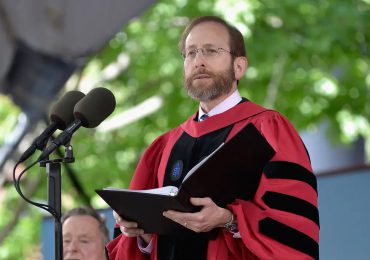 Alan Garber es el presidente interino de Harvard tras renuncia de Claudine Gay