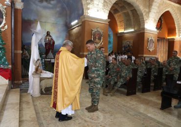 Capellanes castrenses ofician eucaristía para celebrar el Año Nuevo en Catedral Santa Bárbara de la Zona Colonial