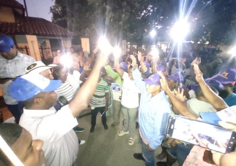 Alcalde Santiago Riverón continúa juramentaciones masivas de peledeístas en Dajabón