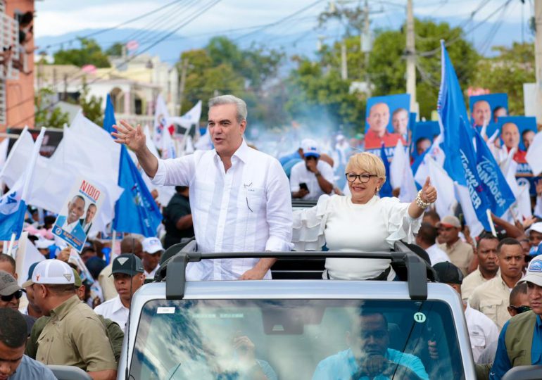 Luis Abinader encabeza caravana en San Juan de la Maguana junto a candidatos municipales