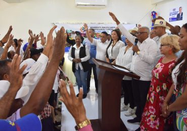 Juan Rosa encabeza juramentación de movimientos en apoyo a Luis Abinader en San Juan