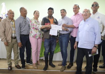 Agricultura compensa 697 agricultores afectados por lluvias en San Juan y Azua