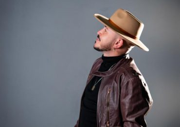 Nacho Estrella añade a su repertorio musical la bachata “Sangre en el romo”