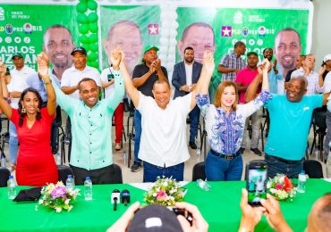 Alcalde Carlos Guzmán presenta formalmente 17 candidatos a regidores de la Fuerza del Pueblo en SDN