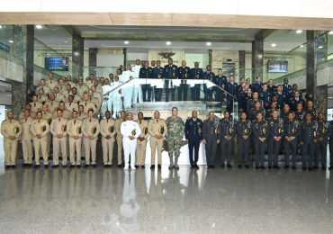 Oficiales que cumplen 25 años de ingreso en las Fuerzas Armadas y Policía Nacional visitan al ministro de Defensa