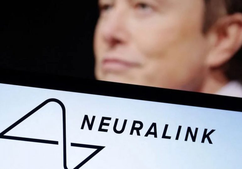 Musk dice que su empresa Neuralink instaló un implante cerebral en su primer paciente