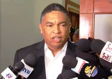Yván Lorenzo pide al presidente Abinader convocar legislatura extraordinaria para resolver ley del DNI