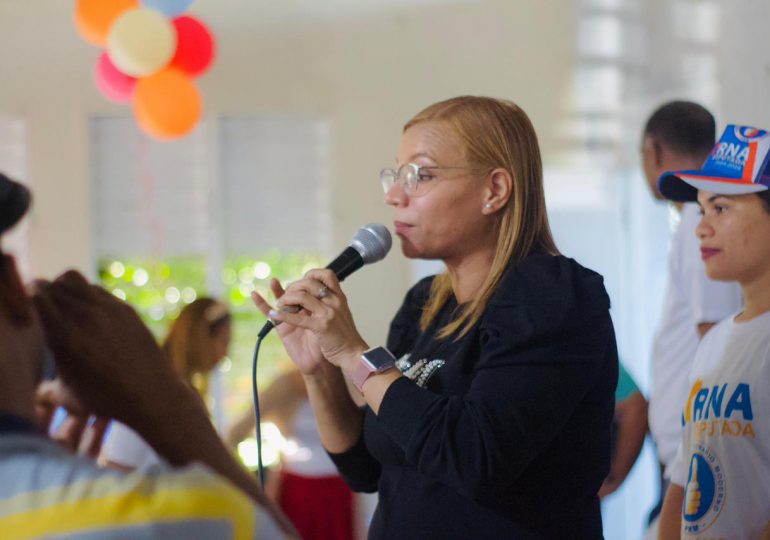 Candidata a diputada del PRM Mirna López entrega juguetes a niños en el día de Reyes