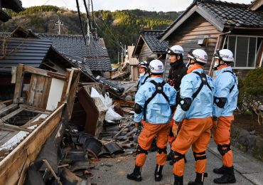 Lluvias dificultan rescate tras sismo que dejó 55 muertos en Japón