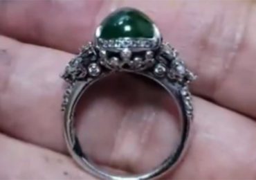 Un hombre deja caer a una alcantarilla un anillo de jade valorado en 140.000 dólares