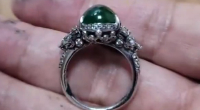 Un hombre deja caer a una alcantarilla un anillo de jade valorado en 140.000 dólares