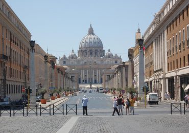 El Vaticano condena a un sacerdote italiano por corrupción de menores
