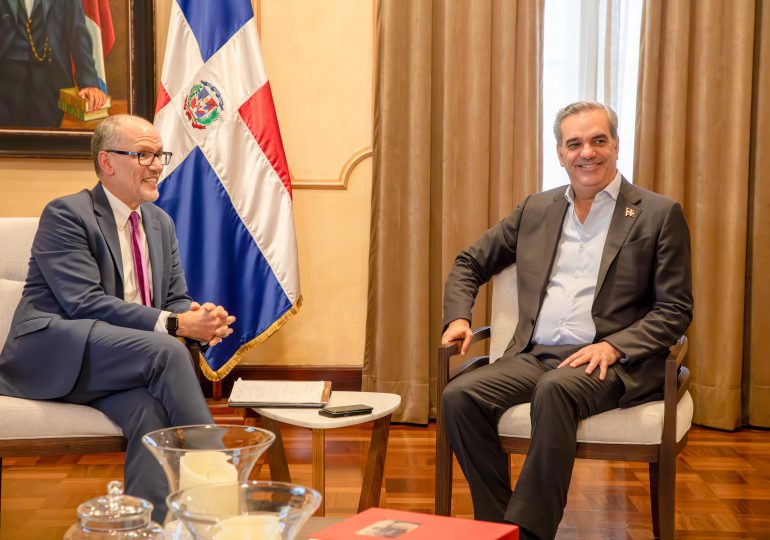 Presidente Abinader recibe director de la Oficina de Asuntos Intergubernamentales de la Casa Blanca, Tom Pérez