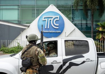 "El noticiero está de vuelta": TV de Ecuador se repone tras ataque armado