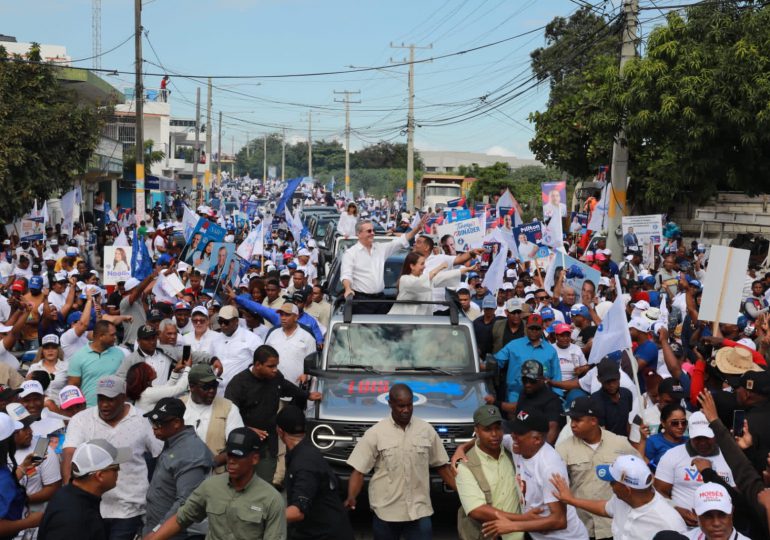 Luis Abinader encabeza multitudinaria caravana en Barahona junto a candidatos municipales