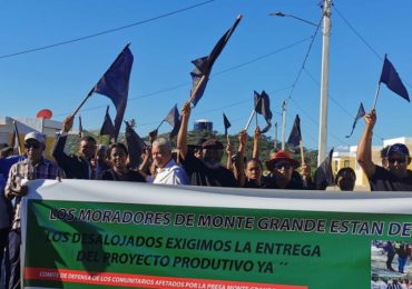 Campesinos de Monte Grande en señal de luto por incumplimientos en inauguración de la presa