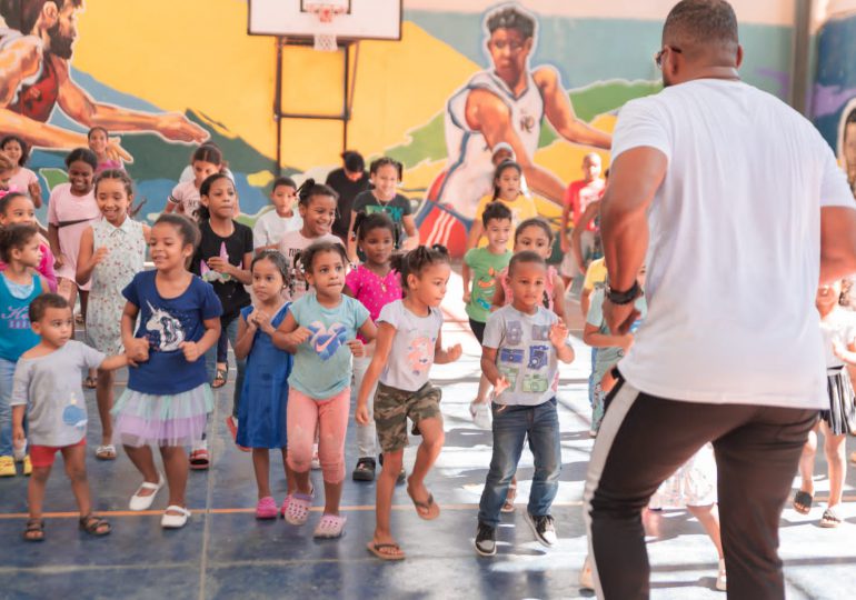 Candidato a regidor Tomas Hungría regala sonrisas a niños con entrega de juguetes en La Yuca