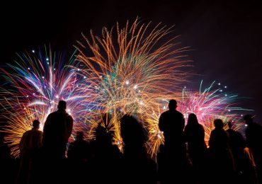 Fuegos artificiales pero también armas iluminan los cielos en el Nuevo Año